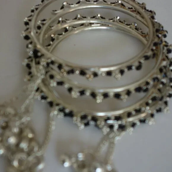 Beautiful 4 Bracelet Diameter 2.5" White Metal & Black Color Beads Vintage - Picture 5 of 16